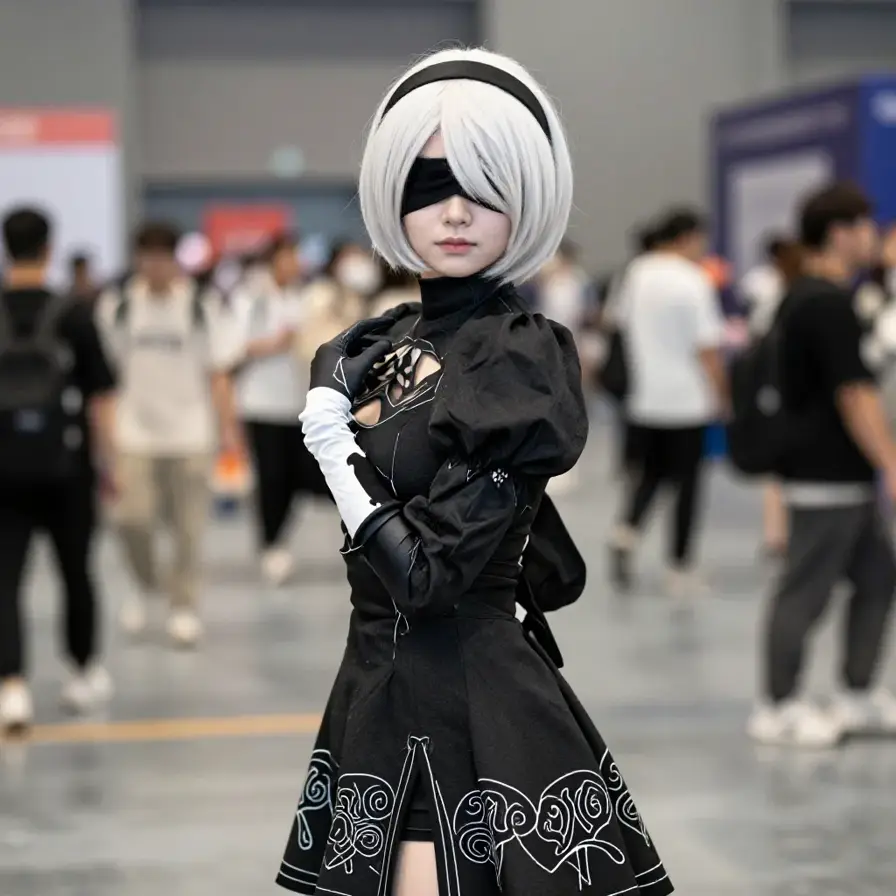 带有凝视感的角色肖像摄影画面。