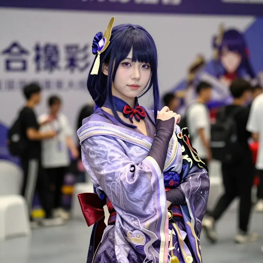 表情克制的优雅角色肖像摄影画面。